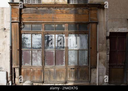 façade en bois abandonnée d'un ancien magasin de portes d'entrée de magasin en bois usé Banque D'Images