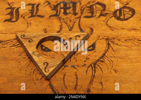 panneau ouija en bois pyrographique Banque D'Images