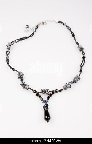 collier noir de perles sur fond blanc Banque D'Images