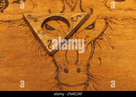 panneau ouija en bois pyrographique Banque D'Images