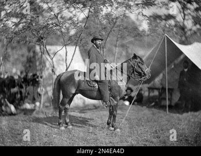 Allan Pinkerton. Portrait du détective écossais américain Allan J. Pinkerton (1819-1884) à cheval, Antietam, 1862 Banque D'Images