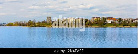 Elk, Pologne - 1 mai 2022 : vue panoramique sur le centre-ville d'Elk, sur la rive du lac Jezioro Elckie, dans la région de Masuria, en Pologne Banque D'Images