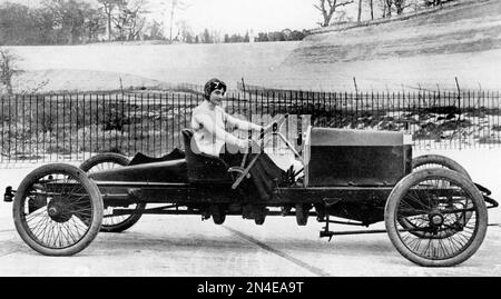 Dorothy Levitt. Portrait du pilote de course et journaliste britannique Dorothy Elizabeth Levitt (Elizabeth Levi; 1882-1922) au volant d'une Napier 26hp, à Brooklands, 1908. Banque D'Images