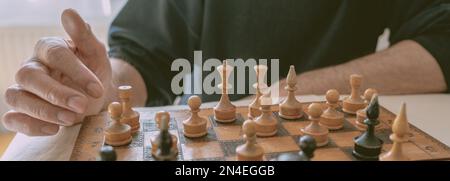 joueur flou jouant son prochain pas de mouvement sur la vieille carte d'échecs vintage Banque D'Images