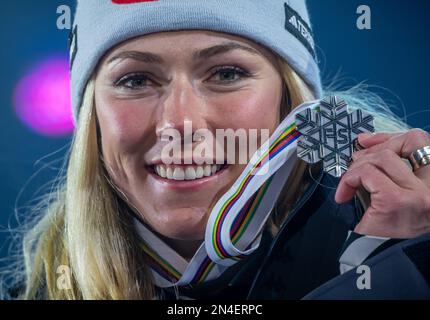 Courchevel, France. 08th févr. 2023. Ski alpin: Championnats du monde, Super G, femmes: Mikaela Shiffrin, Etats-Unis, avec la médaille d'argent à la cérémonie de remise des prix. Les Championnats du monde de ski se tiennent à Courchevel et à Méribel dans les Alpes françaises. Credit: Michael Kappeller/dpa/Alay Live News Banque D'Images