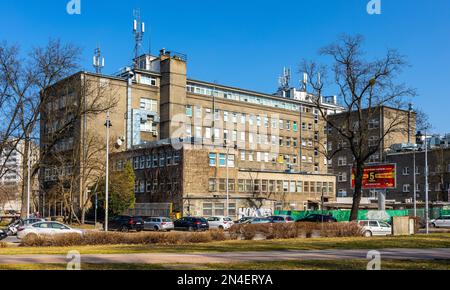 Varsovie, Pologne - 25 mars 2022 : clinique publique Szpital Orlowskiego Hôpital et centre médical de la rue Czerniakowska à Srodmiescie Solec centre-ville d Banque D'Images