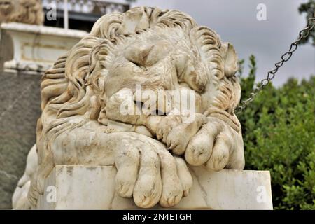 Statue en marbre d'un lion endormi près du palais Vorontsov en Crimée. Banque D'Images