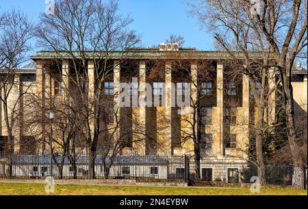 Varsovie, Pologne - 25 mars 2022 : Musée national Muzeum Narodowe principal complexe façade sud vue du parc Na Ksiazecem dans le centre-ville de Srodmiescie discic Banque D'Images