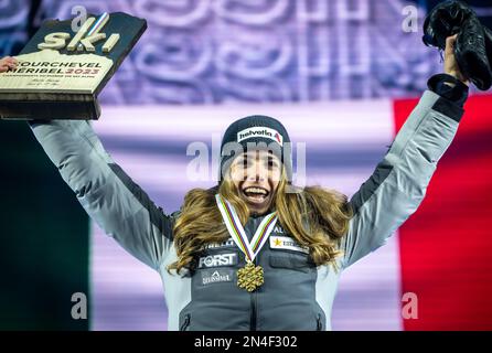 Courchevel, France. 08th févr. 2023. Ski alpin: Championnat du monde, Super G, femmes: Marta Bassino, Italie, avec la médaille d'or à la cérémonie de remise des prix. Les Championnats du monde de ski se tiennent à Courchevel et à Méribel dans les Alpes françaises. Credit: Michael Kappeller/dpa/Alay Live News Banque D'Images