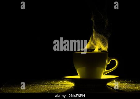 Une tasse avec une boisson chaude et de la vapeur illuminée par la lumière jaune, espace de copie, créatif. Tasse à café vapeur sur fond noir, silhouette. Co. Matin Banque D'Images