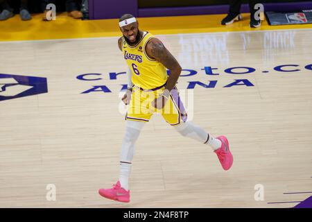 LeBron James (6), le joueur de Los Angeles Lakers, réagit après avoir marqué le tonnerre d'Oklahoma City lors d'un match de basket-ball de la NBA. Résultats finaux : Thunder 133:130 Lakers Banque D'Images