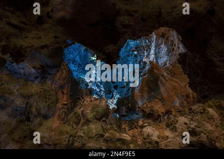 Belle vue vers le haut à l'ouverture dans l'une des grottes de Quadirikiri du parc national d'Arikok, Aruba. Banque D'Images