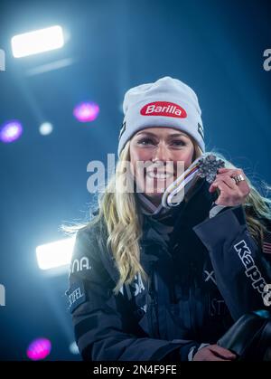 Courchevel, France. 08th févr. 2023. Ski alpin: Championnats du monde, Super G, femmes: Mikaela Shiffrin, Etats-Unis, avec la médaille d'argent à la cérémonie de remise des prix. Les Championnats du monde de ski se tiennent à Courchevel et à Méribel dans les Alpes françaises. Credit: Michael Kappeller/dpa/Alay Live News Banque D'Images