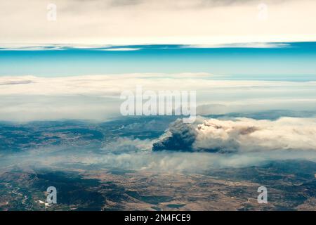 Vue aérienne d'une grande colonne de fumée provenant d'un feu de forêt dans le sud du Chili Banque D'Images