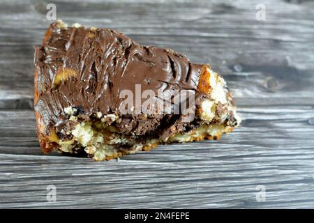 pâte cuite recouverte de chocolat et farcie de morceaux de chocolat, biscuit, gâteau, caramel et brownies, prêt à être servi, foyer sélectif d'a Banque D'Images