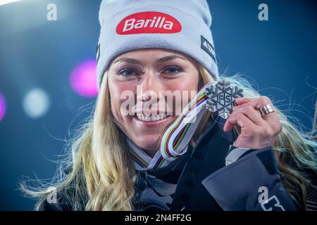 Courchevel, France. 08th févr. 2023. Ski alpin: Championnats du monde, Super G, femmes: Mikaela Shiffrin, Etats-Unis, avec la médaille d'argent à la cérémonie de remise des prix. Les Championnats du monde de ski se tiennent à Courchevel et à Méribel dans les Alpes françaises. Credit: Michael Kappeller/dpa/Alay Live News Banque D'Images