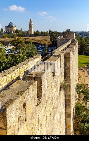 Jérusalem, Israël - 12 octobre 2017 : murs de la vieille ville sur la rue Hativat Yerushalayim avec le quartier arménien de Jérusalem Banque D'Images