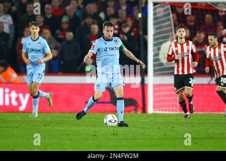 Bramall Lane, Sheffield, Angleterre - 7th février 2023 Luke Young (8) de Wrexham - pendant le match Sheffield United v Wrexham, Emirates FA Cup, 2022/23, Bramall Lane, Sheffield, Angleterre - 7th février 2023 crédit : Arthur Haigh/WhiteRosePhotos/Alay Live News Banque D'Images