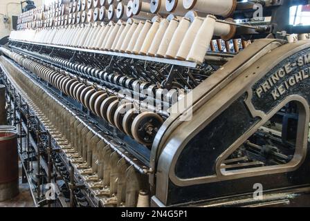 Des machines industrielles telles que celles qui auraient été vues dans une usine de type textile/laine/coton --- reliques de l'industrie locale passée dans la région de Bradford. Banque D'Images