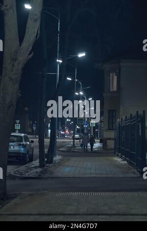 Lipetsk, Russie. 23rd janvier 2023. Une femme avec un enfant a vu marcher le long d'une rue vide et déserte à Lipetsk, pendant l'hiver. Lipetsk est une ville provinciale à 100 km de la route principale reliant 15 millions de Moscou et 1 millions de Voronezh. Voronezh se trouve à 150 km et Moscou à 400 km. (Photo de Mihail Siergiejewicz/SOPA Imag/Sipa USA) crédit: SIPA USA/Alay Live News Banque D'Images