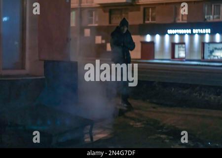 Lipetsk, Russie. 23rd janvier 2023. Une figure solitaire sombre émerge de l'arrière-plan d'un bâtiment sur une rue déserte en hiver. Lipetsk est une ville provinciale à 100 km de la route principale reliant 15 millions de Moscou et 1 millions de Voronezh. Voronezh se trouve à 150 km et Moscou à 400 km. (Photo de Mihail Siergiejewicz/SOPA Imag/Sipa USA) crédit: SIPA USA/Alay Live News Banque D'Images