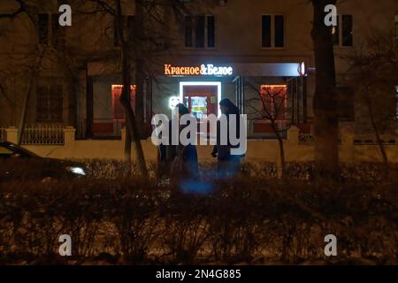 Lipetsk, Russie. 23rd janvier 2023. Des personnes âgées vues en face du magasin d'alcool rouge et blanc sur une rue déserte de Lipetsk en hiver. Lipetsk est une ville provinciale à 100 km de la route principale reliant 15 millions de Moscou et 1 millions de Voronezh. Voronezh se trouve à 150 km et Moscou à 400 km. (Photo de Mihail Siergiejewicz/SOPA Imag/Sipa USA) crédit: SIPA USA/Alay Live News Banque D'Images