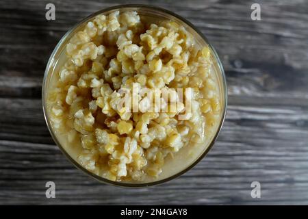 Recette de baies de blé de la BALEgyptienne belila, Un nourrissant style égyptien chaud de céréales poding baies de blé bol petit déjeuner, sucré avec du sucre, il' Banque D'Images