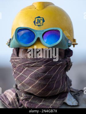 Gadani Pakistan août 2021, portrait d'un travailleur portant un casque de sécurité jaune debout sur l'épave du navire à la cour de cassation du navire Gadani. Banque D'Images
