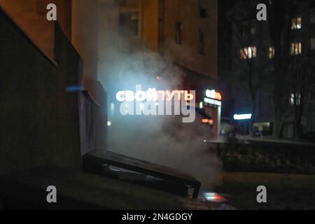 Lipetsk, Russie. 23rd janvier 2023. Le panneau sur le magasin 'svoi put' dans les émanations de l'égout sur une rue déserte pendant l'hiver. Lipetsk est une ville provinciale à 100 km de la route principale reliant 15 millions de Moscou et 1 millions de Voronezh. Voronezh se trouve à 150 km et Moscou à 400 km. (Credit image: © Mihail Siergiejewicz/SOPA Images via ZUMA Press Wire) USAGE ÉDITORIAL SEULEMENT! Non destiné À un usage commercial ! Banque D'Images