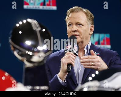 Phoenix, États-Unis. 07th févr. 2023. Le commissaire de la NFL, Roger Goodell, s'est présenté mercredi à 8 février 2023 près du Trophée Vince Lombardi lors d'une conférence de presse du Super Bowl au centre des médias de Phoenix, en Arizona. Les Philadelphia Eagles joueront les Kansas City Chiefs dans le Super Bowl LVII au State Farm Stadium de Glendale, Arizona, dimanche, 12 février 2023. Photo de John Angelillo/UPI crédit: UPI/Alay Live News Banque D'Images