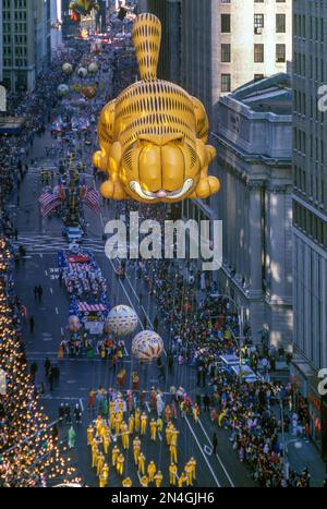 GARFIELD BALLOON MACYS THANKSGIVING DAY PARADE BROADWAY MANHATTAN NEW YORK CITY USA Banque D'Images