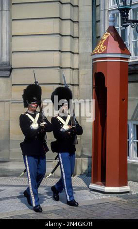 Changement de garde de sauveteurs le palais d'AMALIENBORG COPENHAGEN DANEMARK Banque D'Images