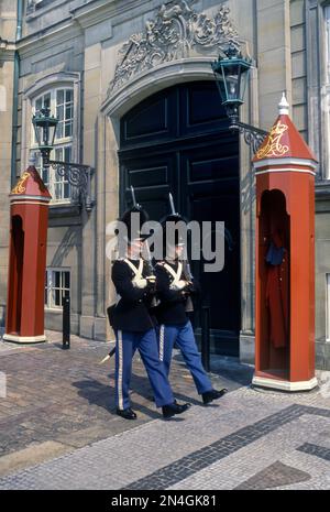 Changement de garde de sauveteurs le palais d'AMALIENBORG COPENHAGEN DANEMARK Banque D'Images
