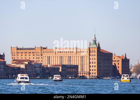 Molino Stucky sur l'île de Giudecca, maintenant Hilon Stucky Hotel, Venise, Vénétie, Italie, Europe Banque D'Images