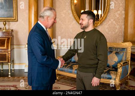 Lors d'une visite au Royaume-Uni, le président de l'Ukraine, Volodymyr Zelenskyy, a été reçu par le roi Charles III du Royaume-Uni de Grande-Bretagne et d'Irlande du Nord. Cette rencontre a été la première audience tenue par le monarque britannique avec le chef de l'État ukrainien dans l'histoire des relations entre l'Ukraine et la Grande-Bretagne. Volodymyr Zelenskyy a félicité le roi Charles III pour son accession récente au trône et a souhaité la paix et la prospérité au peuple britannique. Le Président de l'Ukraine a également exprimé sa gratitude aux Britanniques et au Gouvernement de sa Majesté. Banque D'Images