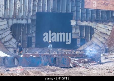 Gadani Pakistan août 2021, un travailleur coupant des tôles avec un arc de soudage à la cour de rupture de navire de Gadani à l'intérieur de l'épave du navire marchand géant Banque D'Images