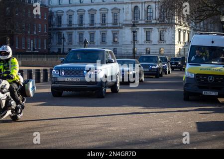 Londres, Royaume-Uni - 8 février 2023 : le cortège de voiches en tant que président Volodymyr Zelensky de l'Ukraine s'étend de Downing Street vers Buckingham Palace. Il s’agissait de la première visite du président ukrainien au Royaume-Uni depuis l’invasion russe. Credit: Sinai Noor/Alamy Live News - USAGE ÉDITORIAL SEULEMENT. Credit: Sinai Noor/Alay Live News Banque D'Images