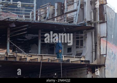 Gadani Pakistan août 2021, un travailleur coupant des tôles avec un arc de soudage à la cour de rupture de navire de Gadani à l'intérieur de l'épave du navire marchand géant Banque D'Images