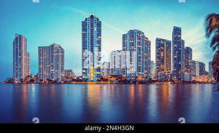 la ligne d'horizon de miami après le coucher du soleil, vue depuis la rivière miami Banque D'Images