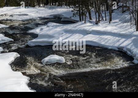 Rivière Ouest coulant en hiver, Brownsburg-Chatham, Québec, Canada Banque D'Images