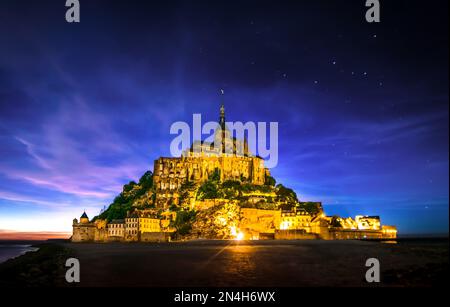 ont Saint-Michel, France vue de nuit et voie lactée étoilée dans le ciel. Construit aux XI-XVI siècles. La façade principale de l'église construite dans le 12th centur Banque D'Images