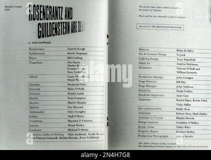 La liste de distribution pour la production 1987 de Rosentrantz et Guildenstern est Dead, par Tom Stoppard dans l'Abbey Theatre, Dublin, Irlande. Directeur Brian de Salvo. Banque D'Images