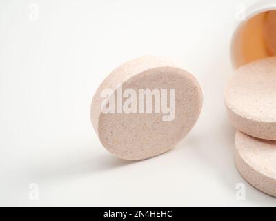 Comprimés de multivitamines effervescents sur fond blanc. Gros plan. Banque D'Images