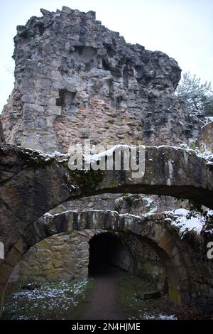 Falkenstein, Allemagne - 31 janvier 2021 : partie des ruines du château de Falkenstein en Rhénanie Palatinat, Allemagne, lors d'une journée d'hiver avec de la neige. Banque D'Images