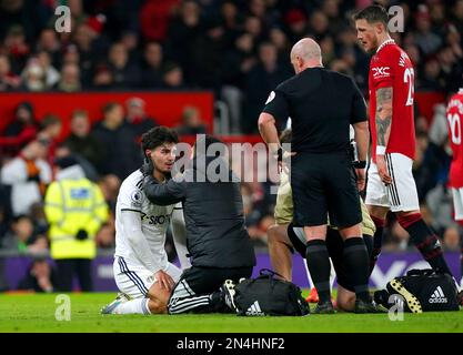 Pascal Struijk de Leeds United reçoit des soins médicaux avant d'être remplacé lors du match de la Premier League à Old Trafford, Manchester. Date de la photo: Mercredi 8 février 2023. Banque D'Images