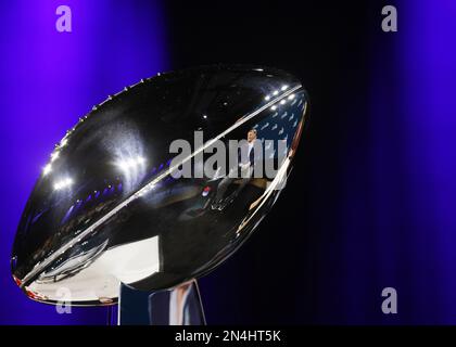 Phoenix, États-Unis. 07th févr. 2023. Le commissaire de la NFL, Roger Goodell, s'est présenté mercredi à 8 février 2023 près du Trophée Vince Lombardi lors d'une conférence de presse du Super Bowl au centre des médias de Phoenix, en Arizona. Les Philadelphia Eagles joueront les Kansas City Chiefs dans le Super Bowl LVII au State Farm Stadium de Glendale, Arizona, dimanche, 12 février 2023. Photo de John Angelillo/UPI crédit: UPI/Alay Live News Banque D'Images