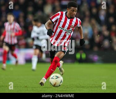 AMAD Diallo #16 de Sunderland fait une pause avec le ballon lors de la coupe Emirates FA quatrième tour replay match Sunderland vs Fulham au stade de Light, Sunderland, Royaume-Uni, 8th février 2023 (photo de Mark Cosgrove/News Images) Banque D'Images