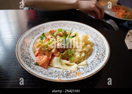 Pâtes spaghetti à la crème au poivre et au tofu. Recette idéale pour un déjeuner végétalien. Banque D'Images