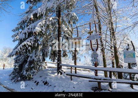 11.01.2023, Hala Slowianka, Pologne. Marquage des sentiers et des panneaux de signalisation couverts de neige fraîche en hiver sur Hala Slowianka, sentier principal de Beskid, B Banque D'Images