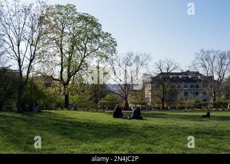 PRAGUE, RÉPUBLIQUE TCHÈQUE - coucher de soleil à Rieger Gardens, Riegrovy Sady, à Prague. Beaucoup de gens assis dans l'herbe et appréciant le soleil soir d'été et lo Banque D'Images